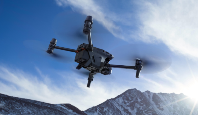 大疆（DJI）經(jīng)緯 M30T  無(wú)人機(jī) 最大起飛重量  3998 g   對(duì)角線(xiàn)電機(jī)軸距668 mm鏡頭DFOV：64°熱成像傳感器	非制冷氧化釩（VOx）最大飛行時(shí)間41 分鐘	M30T